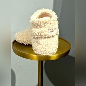 UGG baby Bixbee booties. Unisex size 4/5. Smoke free/pet free home 🤍 12-18M